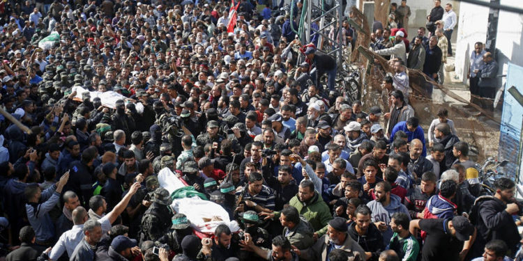 Miles en Gaza exigen venganza mientras entierran a jihadistas palestinos