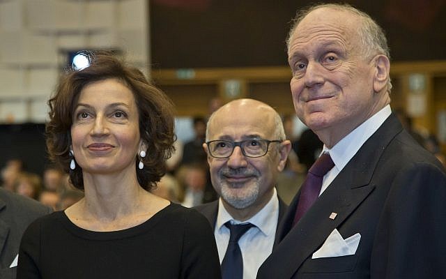 La Directora General de la UNESCO, Audrey Azoulay, a la izquierda, el Presidente de CRIF (Consejo Representante de Instituciones Judías en Francia), Francis Kalifat, centro, y el Presidente del Congreso Judío Mundial Ronald S. Lauder posan para una foto de grupo durante la presentación del sitio web para contrarrestar la negación del Holocausto y Antisemitismo en la sede de la UNESCO en París, Francia, 19 de noviembre de 2018. (Foto AP / Michel Euler)