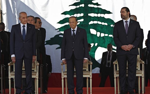 El presidente libanés Michel Aoun, centro, primer ministro libanés Saad Hariri, derecha, y el presidente del Parlamento libanés, Nabih Berri, a la izquierda, asisten a un desfile militar para conmemorar el 75 aniversario de la independencia de Líbano de Francia, en el centro de Beirut, el jueves 22 de noviembre de 2018. . (Foto AP / Hussein Malla)