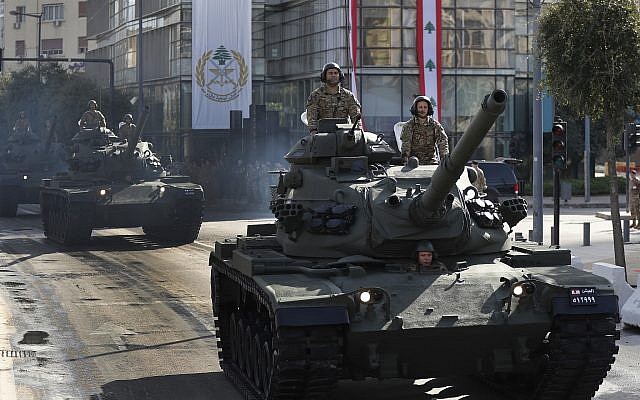 Los tanques del ejército libanés participan en un desfile militar para conmemorar el 75 aniversario de la independencia de Líbano de Francia, en el centro de Beirut, el jueves 22 de noviembre de 2018. (AP Photo / Hussein Malla)