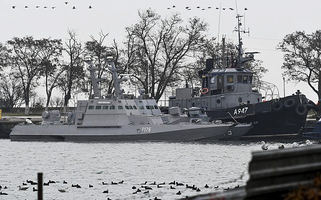 Tres barcos ucranianos son vistos mientras atracan después de haber sido capturados, en Kerch, Crimea, 25 de noviembre de 2018. (Foto AP)