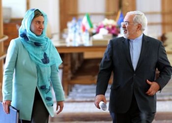 El ministro de Relaciones Exteriores iraní, Mohammad Javad Zarif, derecha, y el jefe de política exterior de la Unión Europea, Federica Mogherini, después de su reunión en Teherán, Irán, 16 de abril de 2016. (AP / Ebrahim Noroozi)