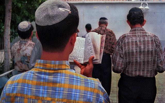 Un grupo de jóvenes judíos iraníes reza en la Sinagoga Rabeezadeh en Shiraz, en el sur de Irán, el 12 de abril de 2000. (Foto AP / Vahid Salemi)