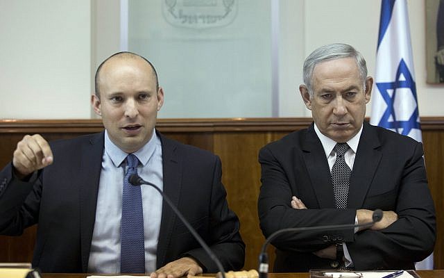 El Primer Ministro Benjamin Netanyahu, a la derecha, y el Ministro de Educación Naftali Bennett asisten a la reunión semanal del gabinete en la Oficina del Primer Ministro en Jerusalén, el 30 de agosto de 2016. (Abir Sultan, Pool via AP / File)