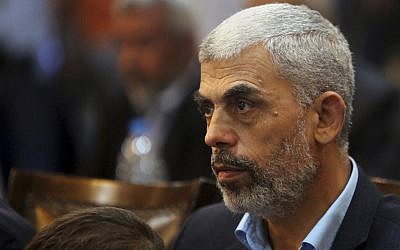 En esta foto del 1 de mayo de 2017, Yehiyeh Sinwar, el líder de Hamás en la Franja de Gaza, asiste a una conferencia de prensa en la ciudad de Gaza. (Foto AP / Adel Hana, Archivo)