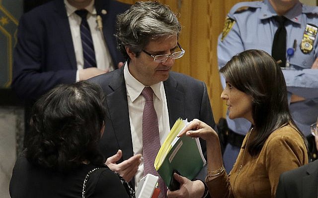 La embajadora de los Estados Unidos ante las Naciones Unidas, Nikki Haley, a la derecha, habla con el embajador francés de las Naciones Unidas Francois Delattre, en el centro, y con la embajadora británica de las Naciones Unidas, Karen Pierce, antes de una reunión del Consejo de Seguridad en la ONU. sede, lunes 9 de abril de 2018. (AP / Seth Wenig)
