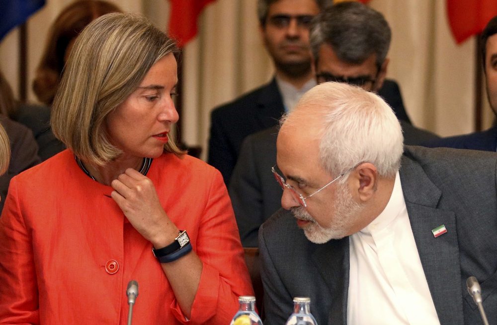 Federica Mogherini, Alta Representante de la Unión Europea para Asuntos Exteriores y el Ministro de Relaciones Exteriores de Irán, Mohammad Javad Zarif, desde la izquierda, esperan el inicio de una reunión bilateral como parte de las conversaciones nucleares a puerta cerrada con Irán en un hotel en Viena, Austria 6 de julio de 2018. (Foto AP / Ronald Zak)