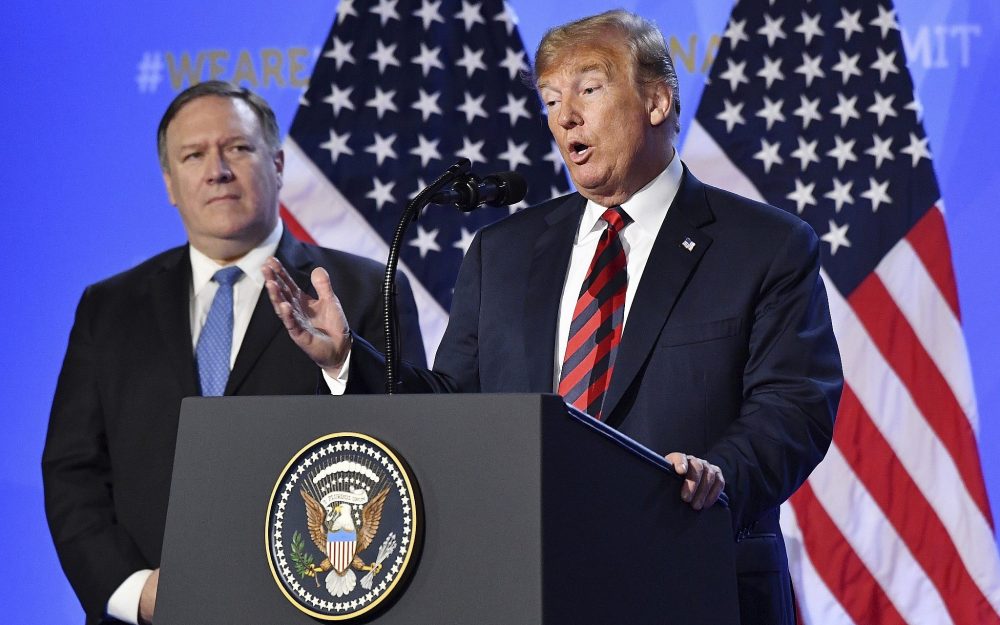 El presidente de Estados Unidos, Donald Trump, está flanqueado por el secretario de Estado estadounidense, Mike Pompeo, a la izquierda, mientras habla en una conferencia de prensa después de una cumbre de jefes de estado y de gobierno en la sede de la OTAN en Bruselas, Bélgica, el 12 de julio de 2018. (Foto AP / Geert Vanden Wijngaert)