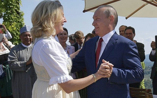 El presidente ruso, Vladimir Putin, a la derecha, felicita a la ministra austriaca de Asuntos Exteriores, Karin Kneissl, mientras asiste a la boda de Kneissl con el empresario austriaco Wolfgang Meilinger en Gamlitz, en el sur de Austria, el sábado 18 de agosto de 2018. (Alexei Druzhinin, Sputnik, Kremlin Pool Photo vía AP )