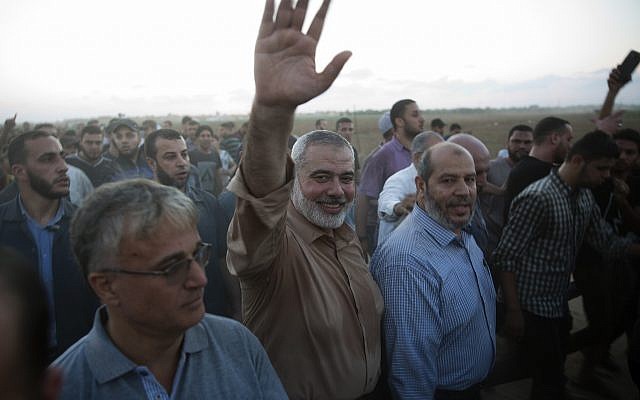 El máximo líder de Hamás, Ismail Haniyeh, saluda a los manifestantes durante una protesta en la frontera de la Franja de Gaza con Israel, 12 de octubre de 2018. (AP Photo / Khalil Hamra)