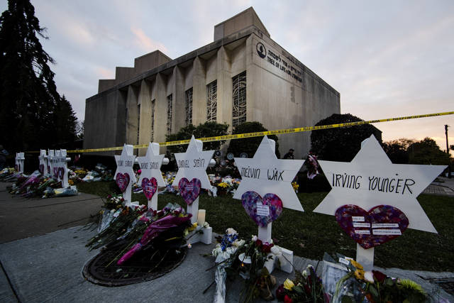 Un monumento improvisado se encuentra fuera de la Sinagoga del Árbol de la Vida después de un tiroteo mortal en el Pittsburgh, 29 de octubre de 2018. (Matt Rourke / AP)