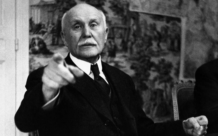 Esta fotografía del 9 de junio de 1941 muestra al mariscal Philippe Petain de Francia señalando que ordenó a nuestro fotógrafo que saliera de la sala durante la reunión de ventas del Consejo de Ministros en Vichy, en el centro de Francia. (Foto AP, Archivo)
