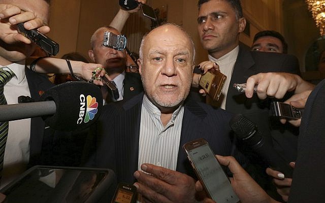 El ministro de petróleo de Irán, Bijan Zangeneh, habla con periodistas en un hotel en Viena, Austria. 8 de noviembre de 2018. (Ronald Zak, / AP)