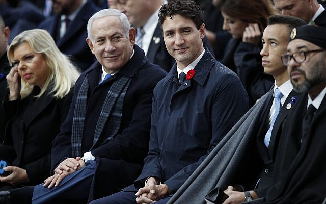 El primer ministro Benjamin Netanyahu, segundo a la izquierda, y su esposa Sara, a la izquierda, el primer ministro canadiense Justin Trudeau, el rey marroquí Mohammed VI, a la derecha y el príncipe heredero Moulay Hassan asisten a las ceremonias en el Arco de Triunfo el domingo, 11 de noviembre de 2018 en París. (Foto AP / Francois Mori, Piscina)