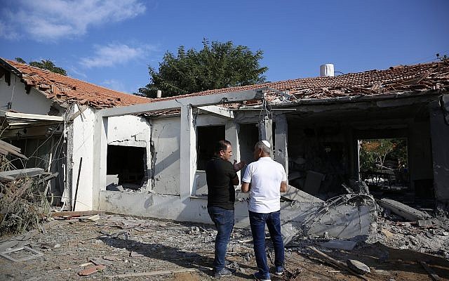 Los funcionarios evalúan el daño a una casa después de que fue golpeada por un cohete disparado por militantes palestinos desde la Franja de Gaza, en la ciudad de Ashkelon, Israel, al sur de Israel, el martes 13 de noviembre de 2018. (AP Photo / Ariel Schalit)