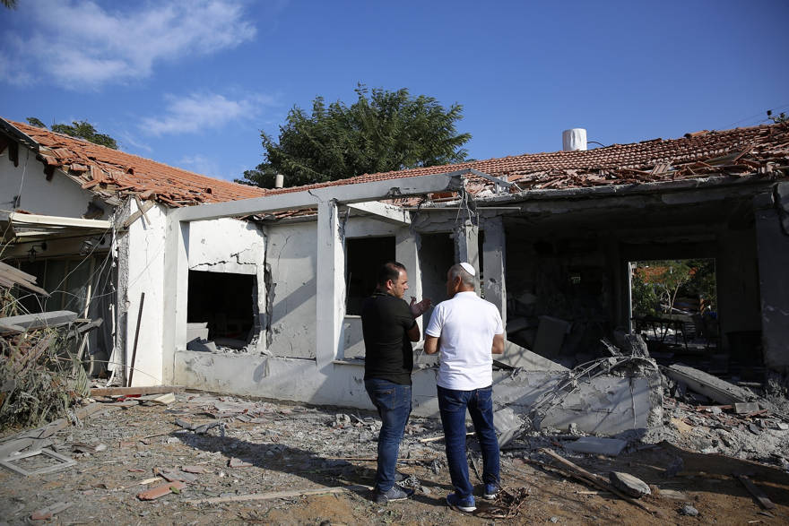 Los funcionarios evalúan el daño a una casa después de que fue golpeada por un cohete disparado por militantes palestinos desde la Franja de Gaza, en la ciudad de Ashkelon, Israel, al sur de Israel, el martes 13 de noviembre de 2018. (AP Photo / Ariel Schalit)