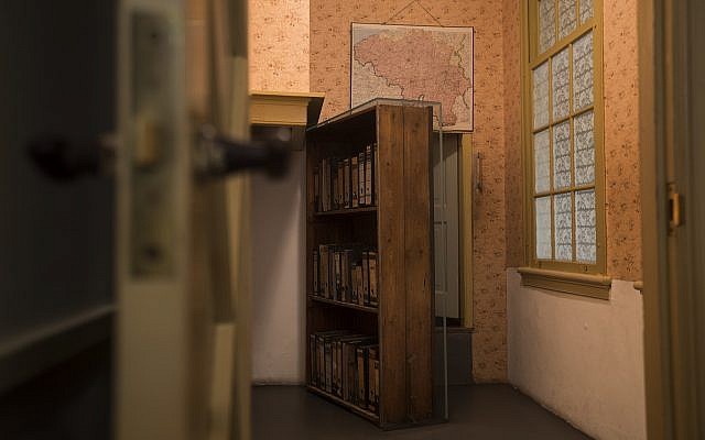 El pasaje al anexo secreto se ve en la renovada Casa Museo de Anna Frank en Ámsterdam, Países Bajos, el 21 de noviembre de 2018 (Foto AP / Peter Dejong)