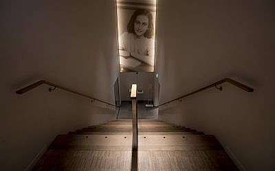 Una foto de Ana Frank acompaña a los visitantes cuando salen de la Casa Museo Ana Frank en Ámsterdam, Países Bajos, el miércoles 21 de noviembre de 2018 (Foto AP / Peter Dejong)