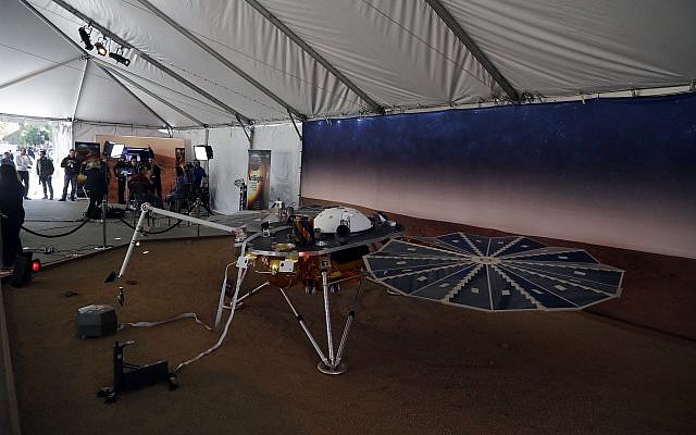 Un modelo del módulo de aterrizaje InSight se muestra en el Laboratorio de Propulsión a Chorro de la NASA el 26 de noviembre de 2018 en Pasadena, California. (Foto AP / Marcio Jose Sanchez)