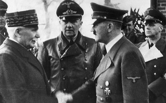El canciller alemán Adolf Hitler, a la derecha, estrechó la mano del Jefe de Estado de Vichy Francia Marshall Philippe Petain, en la Francia ocupada, el 24 de octubre de 1940. (Foto AP)