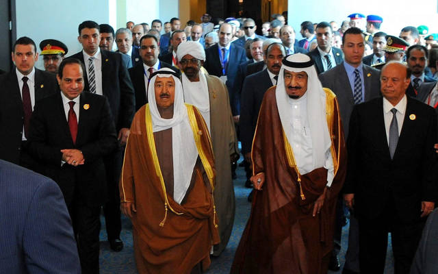El presidente egipcio Abdel-Fattah el-Sissi, a la izquierda, el emir de Kuwait Sheik Sabah Al-Ahmad Al-Jaber Al-Sabah, segundo a la izquierda, el rey saudí Salman, segundo a la derecha, y el presidente yemení Abdel Rabbo Mansour Hadi, a la derecha, caminan hacia una cumbre árabe reunión en Sharm el-Sheikh, Sinaí del Sur, Egipto, el 28 de marzo de 2015. (Foto AP / Mohammed Samaha, MENA)