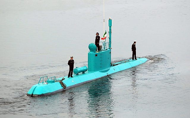 El submarino Ghadir de Irán se mueve en el puerto sur de Bandar Abbas en Irán, 28 de noviembre de 2012. (Agencia de noticias AP / Fars, Ebrahim Norouzi / Archivo)