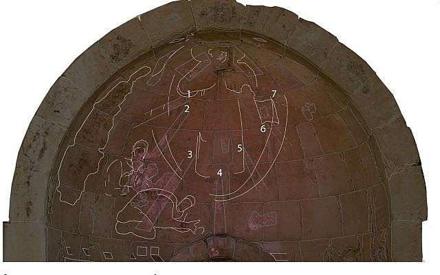 Las imágenes VIL de la parte superior del ábside revelan detalles muy importantes que son invisibles a simple vista y nunca se han detectado antes. Los números indican los rayos de luz. El contorno de los bloques de piedra se agregó para dar una mejor orientación donde los rayos y las figuras que se encuentran en el ábside (Ravit Linn, 2016).