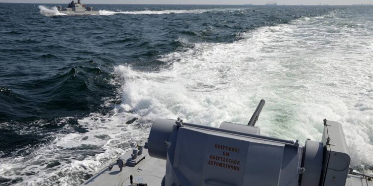 Ucrania dice que Rusia disparó contra barcos de Crimea e incautó 3 buques