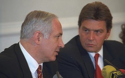 El primer ministro Benjamin Netanyahu, a la izquierda, y luego el canciller austriaco Viktor Klima durante una conferencia de prensa conjunta en Viena, Austria, el 22 de septiembre de 1997 (Avi Ohayun / GPO)