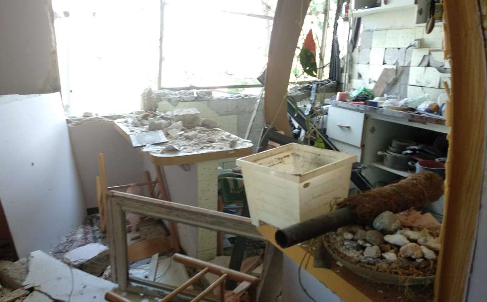 Un apartamento en el segundo piso de un edificio en Ashkelon que sufrió un impacto directo de un cohete lanzado desde Gaza el 13 de noviembre de 2018. (Melanie Lidman / Times of Israel)