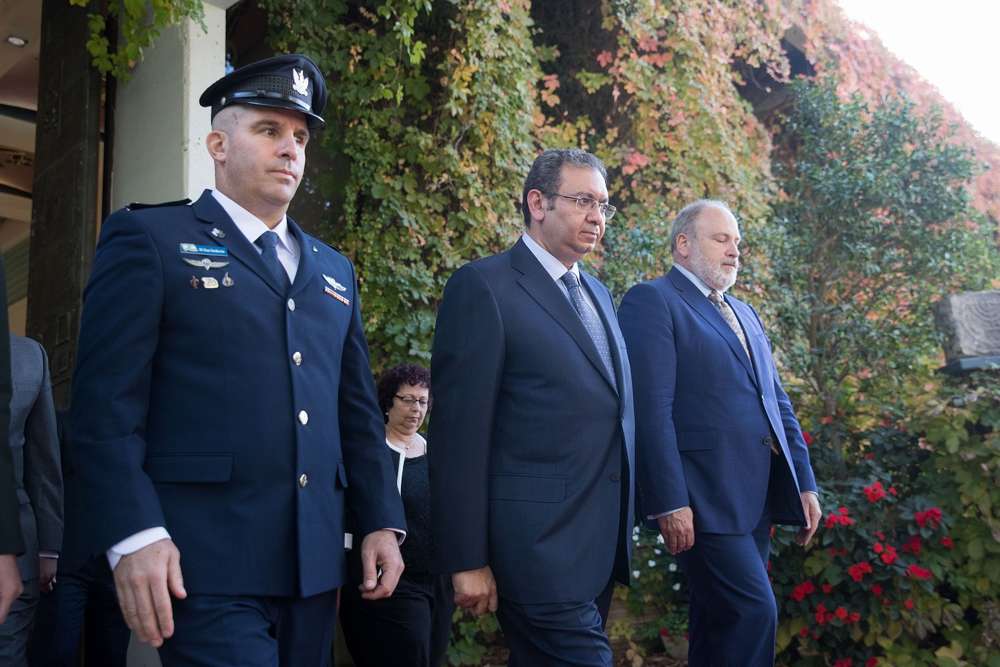 El embajador jordano entrante en Israel, Ghassan Majali, inspecciona una guardia de honor durante una ceremonia para nuevos embajadores en la Residencia del Presidente en Jerusalén, el 8 de noviembre de 2018. (Yonatan Sindel / Flash 90)