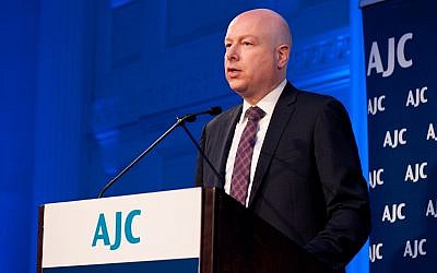 El enviado de Medio Oriente del presidente estadounidense Donald Trump, Jason Greenblatt, se dirige al almuerzo de primavera de la Junta de Liderazgo de Mujeres del Comité Judío Americano en Nueva York el 24 de abril de 2018. (Cortesía / Ellen Dubin Photography)