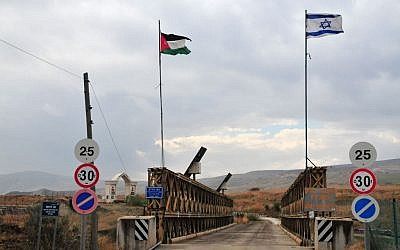 El cruce de la frontera del puente Allenby entre Jordania e Israel (Shay Levy / Flash90)