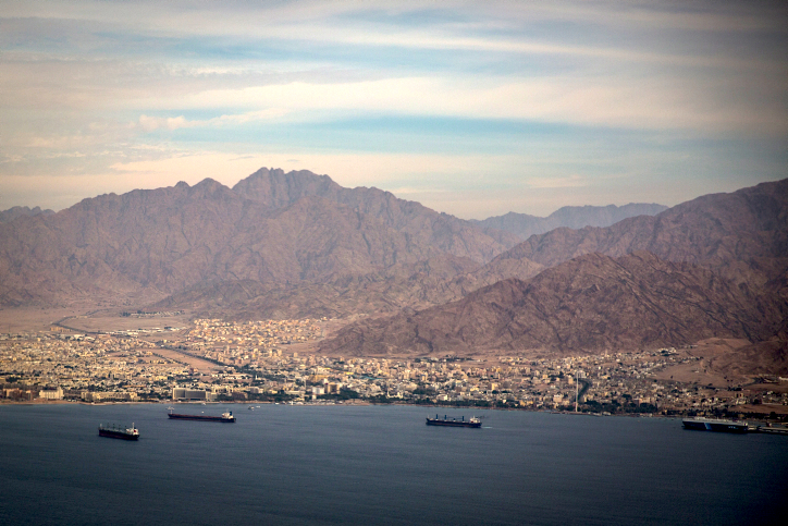 La ciudad del sur de Israel de Eilat y la ciudad jordana de Aqaba, vistas el 18 de diciembre de 2014. (Hadas Parush / Flash90)