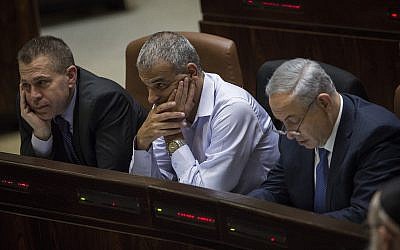 Desde la izquierda, Gilad Erdan, Moshe Kahlon y Benjamin Netanyahu en la Knesset el 18 de noviembre de 2015. (Hadas Parush / Flash90)