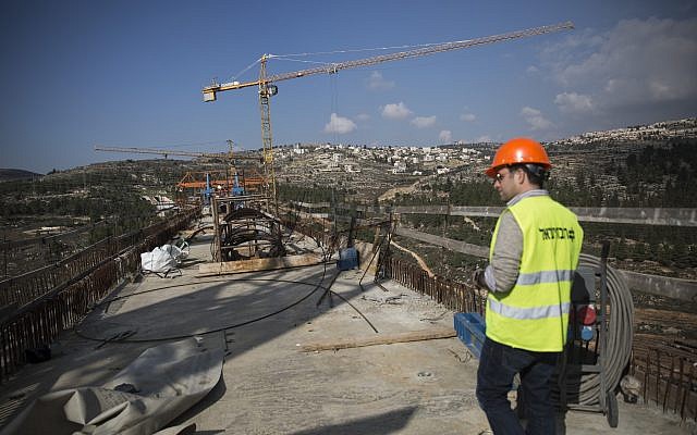 Construcción de un puente sobre Emek HaArazim fuera de Jerusalén, para el tren rápido Jerusalén-Tel Aviv, visto el 20 de diciembre de 2015. (Hadas Parush / Flash90)