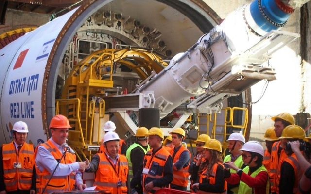 El ministro de transporte, Yisrael Katz (2L), asiste a la inauguración de la máquina perforadora de túneles que se utilizará en el nuevo tren ligero de Tel Aviv el 19 de febrero de 2017. (Flash90)