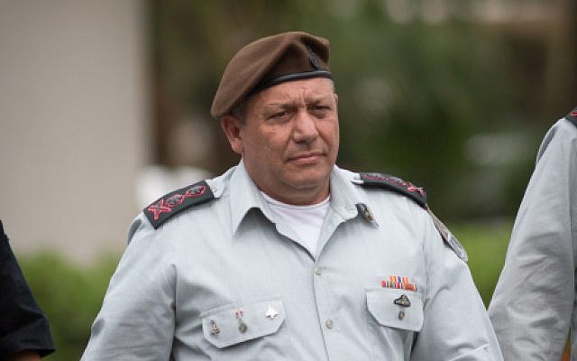 El Jefe de Estado Mayor de las FDI Gadi Eisenkot en la base militar de Glilot cerca de Tel Aviv, 28 de marzo de 2018. (Miriam Alster / Flash90)