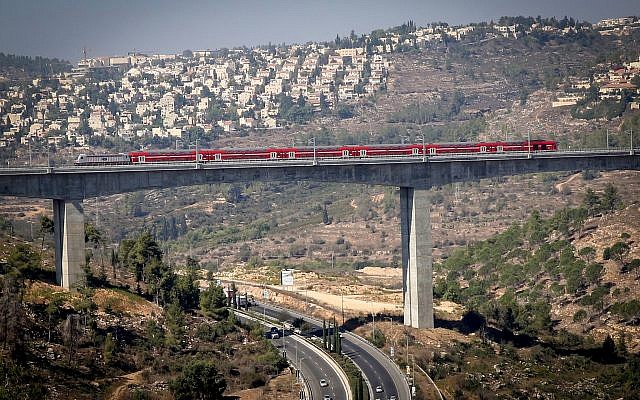 Vista del nuevo tren rápido de Tel Aviv-Jerusalén visto sobre el valle de Ha'Arazim a las afueras de Jerusalén, 25 de septiembre de 2018 (Yossi Zamir / Flash90)