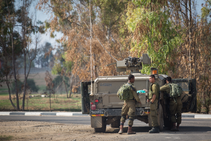 Soldados israelíes montan guardia frente al Kibbutz Nahal Oz cerca de la frontera con Gaza, luego de enfrentamientos entre Israel y Hamás en la Franja, el 12 de noviembre de 2018. (Hadas Parush / FLASH90)