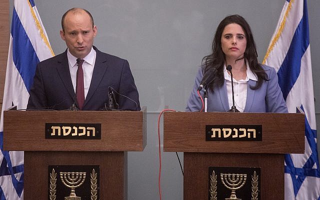 El ministro de Educación, Naftali Bennett, a la izquierda, y la ministra de Justicia, Ayelet Shaked, emiten un comunicado durante una conferencia de prensa en la Knesset, 19 de noviembre de 2018. (Miriam Alster / Flash90)