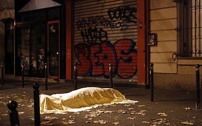 Una víctima de un ataque terrorista en París yace muerta frente al teatro Bataclan, París, 13 de noviembre de 2015. (AP / Jerome Delay, Archivo)