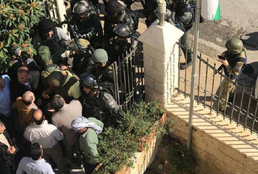 Fuerzas de seguridad de Israel irrumpen en “Gobernación de Jerusalem” de la Autoridad Palestina