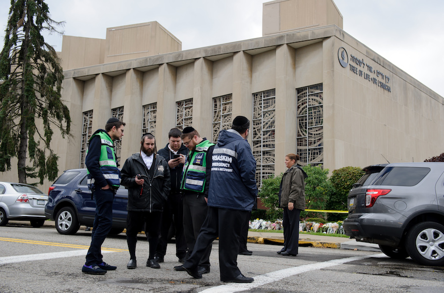 Un equipo de emergencia judío y oficiales de policía en el lugar del tiroteo en masa que mató a 11 personas e hirió a 6 en la Sinagoga del Árbol de la Vida el 28 de octubre de 2018 en Pittsburgh, Pennsylvania. (Jeff Swensen / Getty Images / vía JTA)