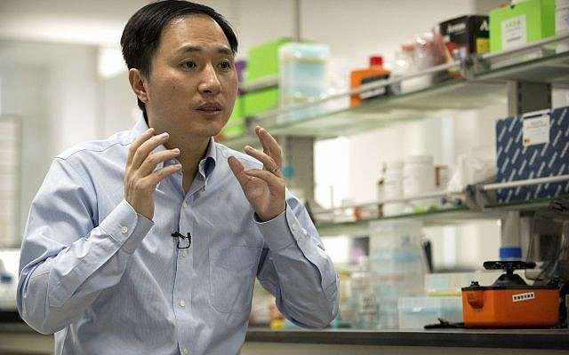 En esta foto del 10 de octubre de 2018, He Jiankui habla durante una entrevista en un laboratorio en Shenzhen, en la provincia de Guangdong, sur de China. (AP / Mark Schiefelbein)