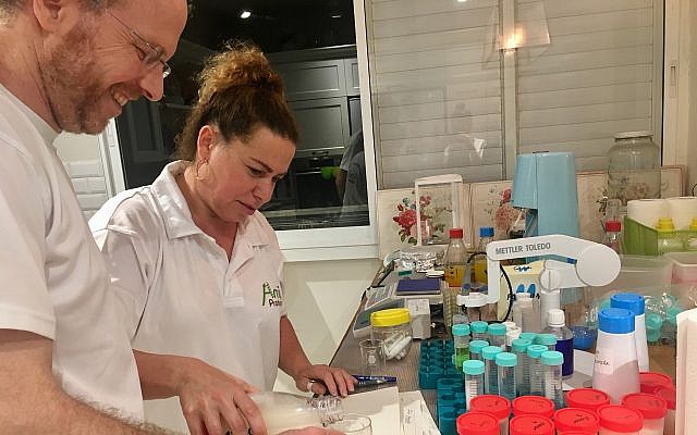 Ilan Samish, a la izquierda, el fundador y CEO de Amai Proteins que trabaja en su laboratorio (Cortesía)