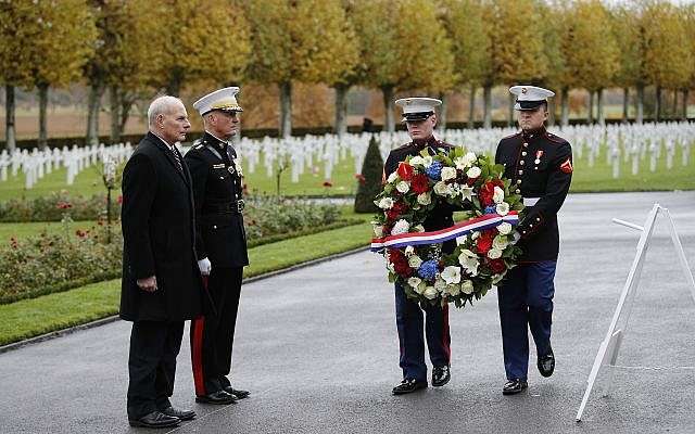El Jefe de Estado Mayor de la Casa Blanca, John Kelly, a la izquierda, y el Presidente del Estado Mayor Conjunto, General de Marina Joseph Dunford, asisten a una ceremonia en el Cementerio Americano Aisne Marne, cerca del campo de batalla de Belleau Wood, en Belleau, Francia, el sábado 10 de noviembre. 2018. (AP / Francois Mori)