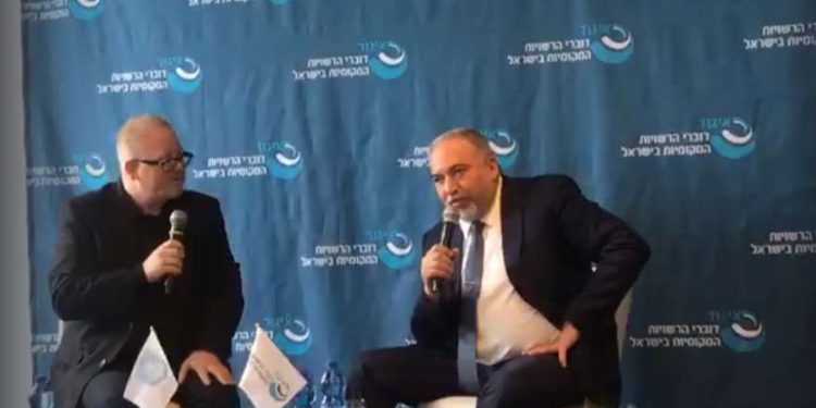 Liberman arremete contra el gobierno por las continuas entregas de combustible a Gaza