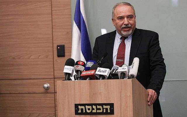 Avigdor Liberman anuncia su renuncia a la cartera de la defensa durante una conferencia de prensa en Jerusalén, el 14 de noviembre de 2018 (Yonatan Sindel / FLASH 90)