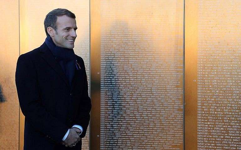 El presidente francés, Emmanuel Macron, visita el memorial del Anillo de la Memoria en honor a quienes murieron durante la Primera Guerra Mundial en el cementerio de guerra francés de Notre Dame de Lorette en Ablain-Saint-Nazaire, en el norte de Francia, el 8 de noviembre de 2018. (Ludovic Marin / Pool / AFP)